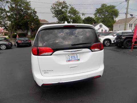 2017 Chrysler Pacifica Touring-L