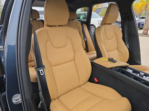 2025 Volvo XC60 B5 Ultra Dark Theme