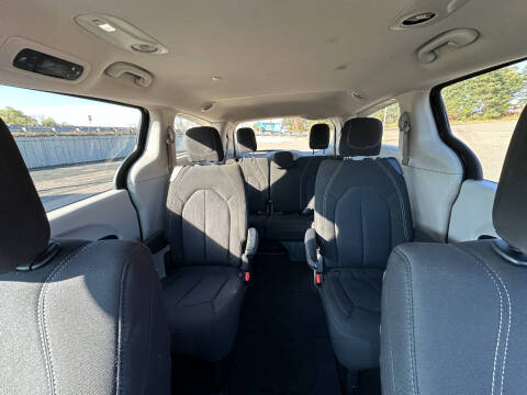 2022 Chrysler Voyager LX