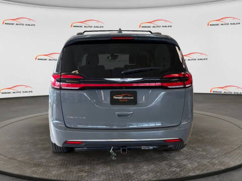 2022 Chrysler Pacifica Touring L