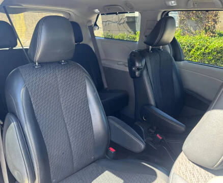 2013 Toyota Sienna SE 8-Passenger