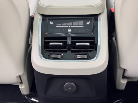 2023 Volvo XC90 Recharge T8 Ultimate Dark Theme