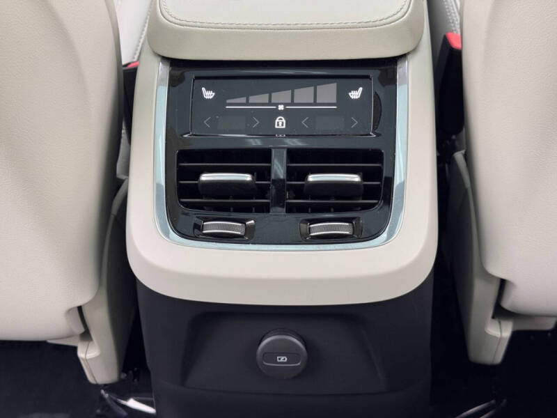 2023 Volvo XC90 Recharge T8 Ultimate Dark Theme