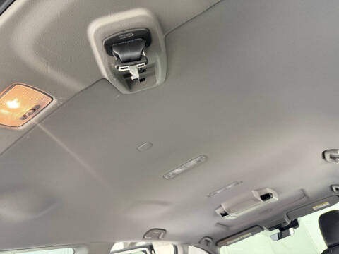 2019 Honda Pilot Touring w/Rear Captain's Chairs