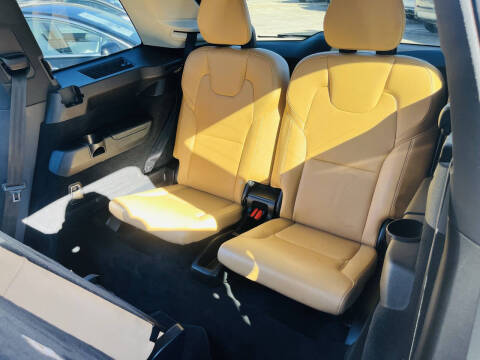 2016 Volvo XC90 T6 Momentum