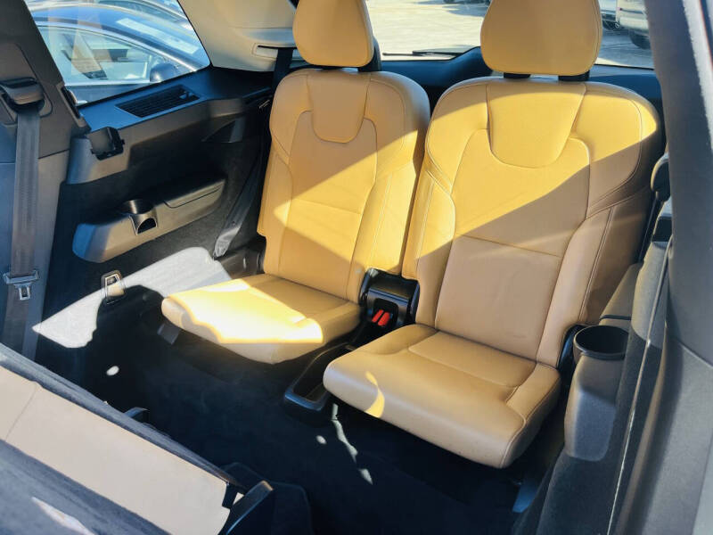 2016 Volvo XC90 T6 Momentum