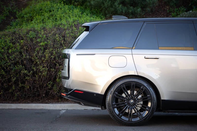 2023 Land Rover Range Rover SE photo 36