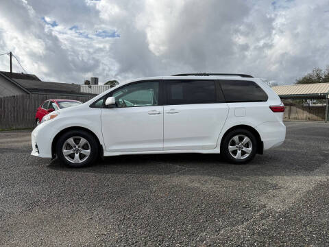 2018 Toyota Sienna LE 7-Passenger Auto Access Seat