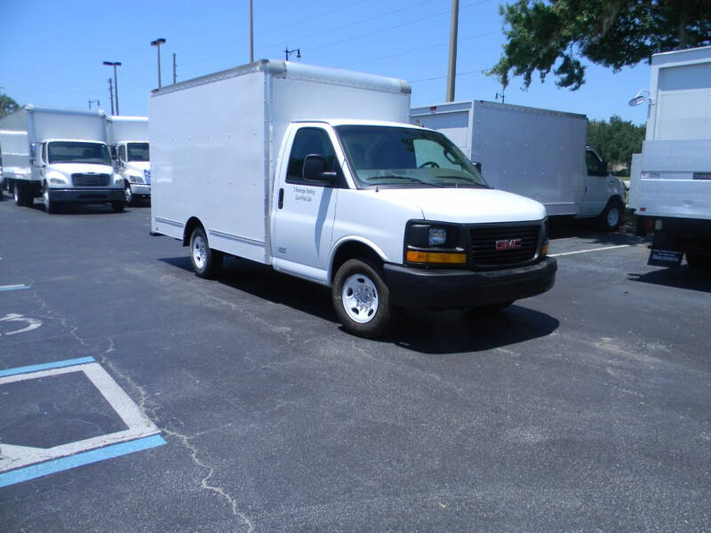 2017 GMC Savana Cutaway Work Van photo 2