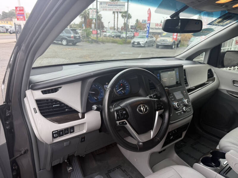 2015 Toyota Sienna XLE Premium 8-Passenger