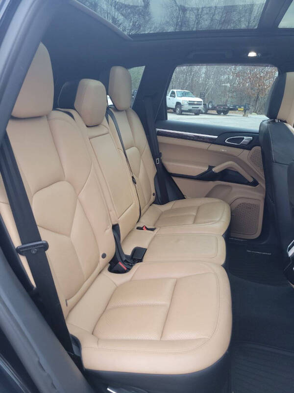 2016 Porsche Cayenne Base photo 18