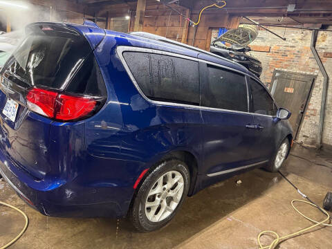 2017 Chrysler Pacifica Touring-L Plus