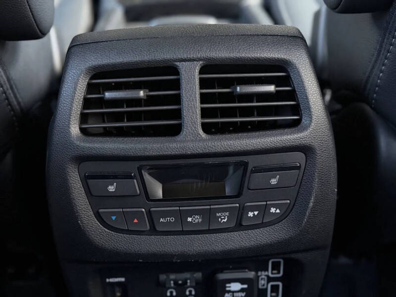 2022 Honda Pilot Touring w/Rear Captain's Chairs