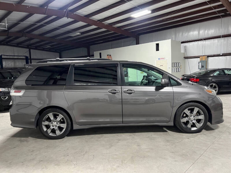 2012 Toyota Sienna SE 8-Passenger