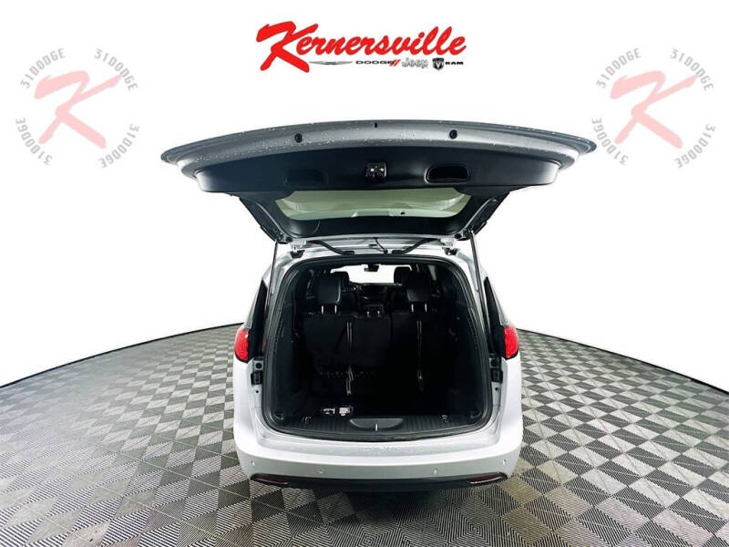 2026 Chrysler Voyager LX