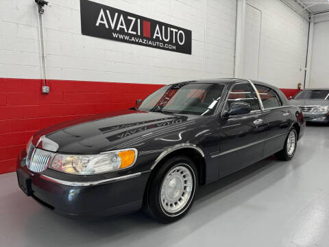 2001 Lincoln Town Car for sale at AVAZI AUTO GROUP LLC in Gaithersburg MD