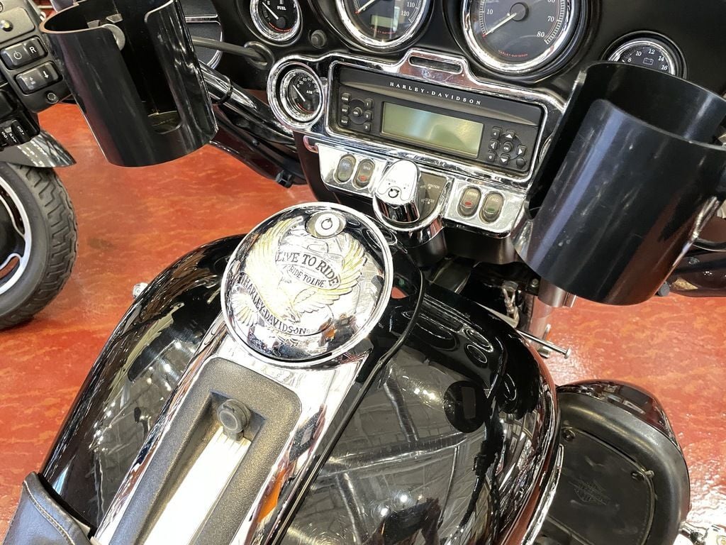 2010 Harley-Davidson® FLHTCUTG - Tri Glide® Ult 12