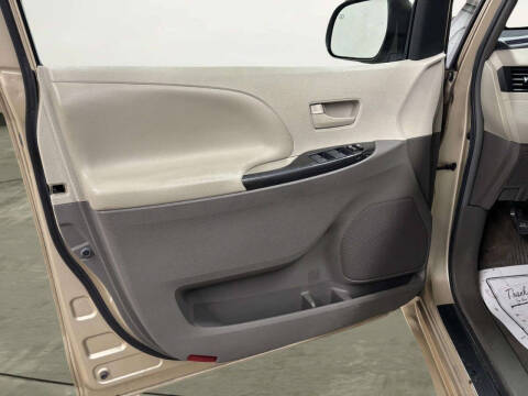 2012 Toyota Sienna LE 8-Passenger