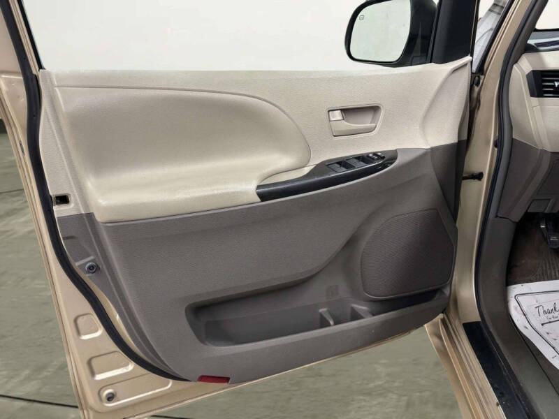 2012 Toyota Sienna LE 8-Passenger