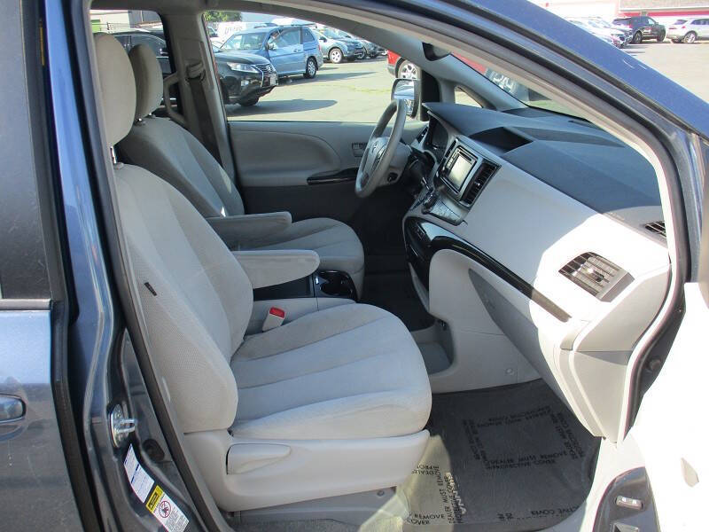 2014 Toyota Sienna LE 7-Passenger