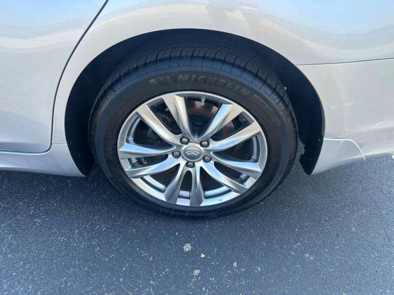 2015 Infiniti Q70 3.7