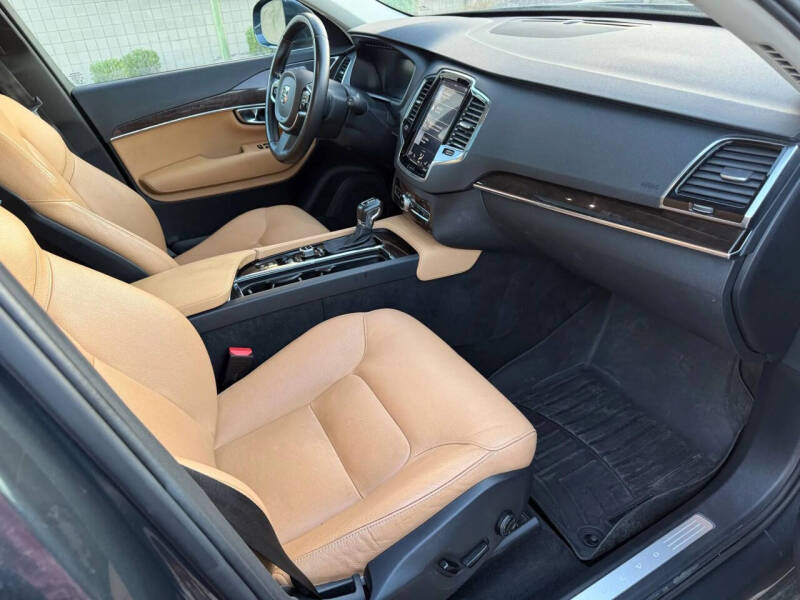 2016 Volvo XC90 T6 Momentum