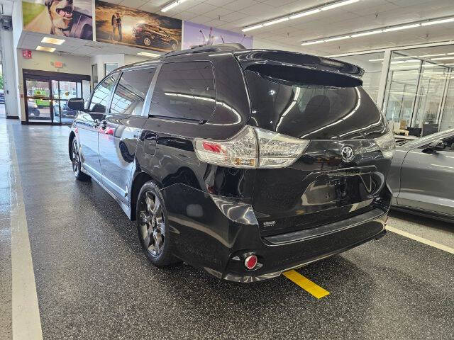 2012 Toyota Sienna SE 8-Passenger
