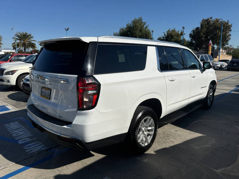 2022 Chevrolet Suburban LT photo 4