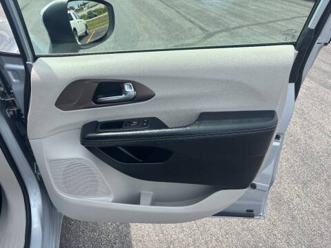 2022 Chrysler Voyager LX