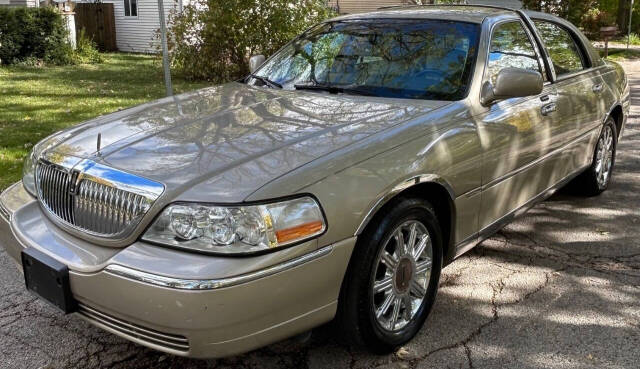 2006 Lincoln Town Car for sale at Quality Cars Of South Elgin in South Elgin, IL