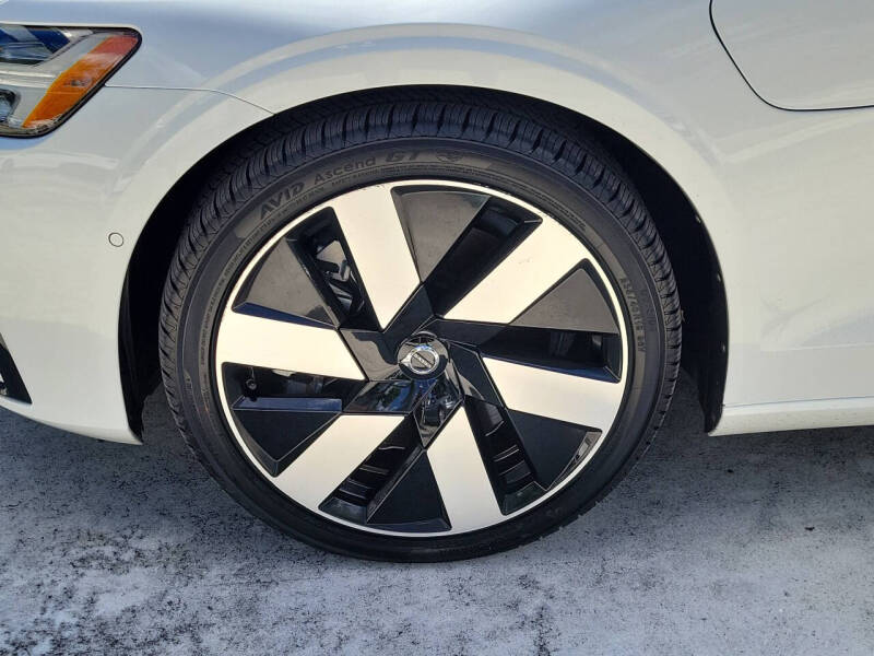 2024 Volvo S60 Recharge T8 Plus Dark Theme