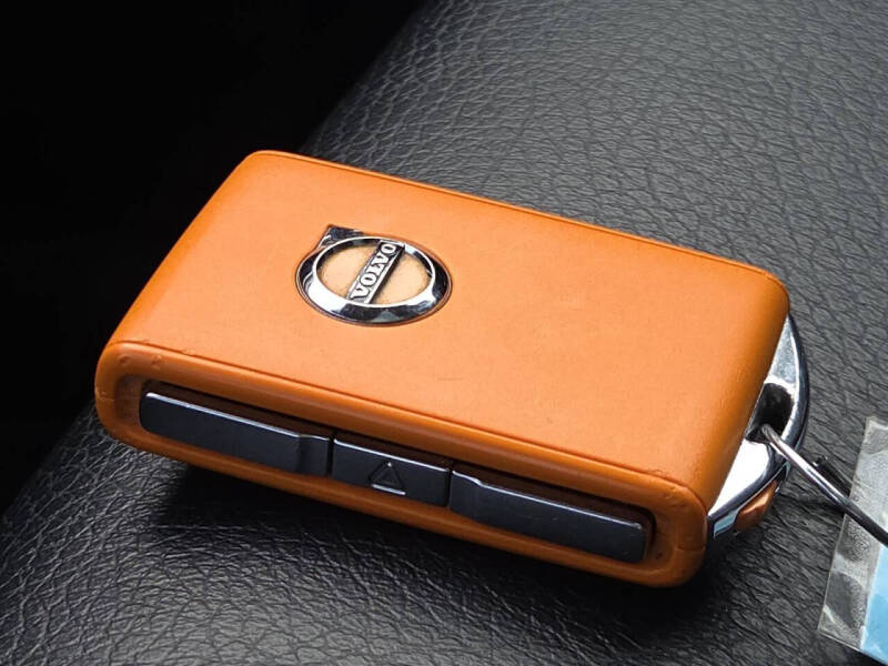 2022 Volvo XC90 T6 Momentum 6-Passenger