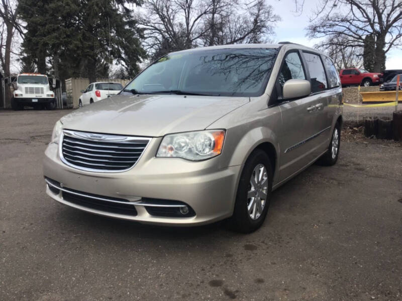 2013 Chrysler Town & Country Touring's photo