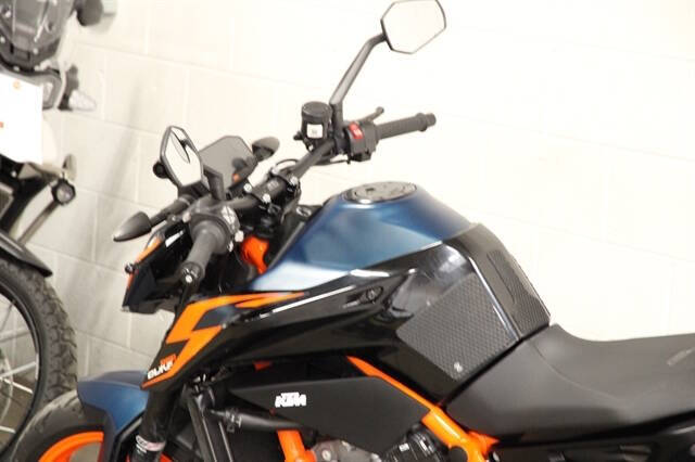 2022 KTM 890 Duke R