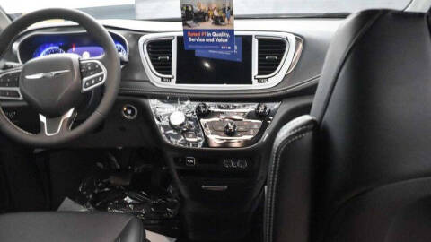 2025 Chrysler Pacifica Select