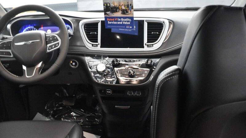 2025 Chrysler Pacifica Select