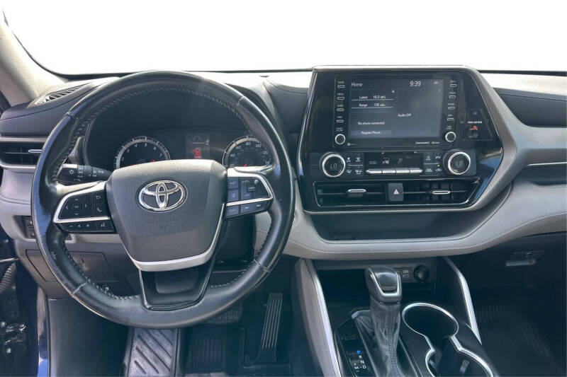 2022 Toyota Highlander LE
