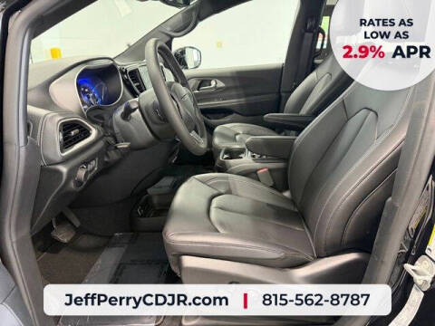 2027 Chrysler Pacifica Select
