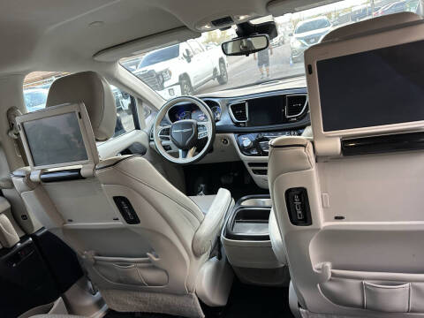 2017 Chrysler Pacifica Hybrid Platinum