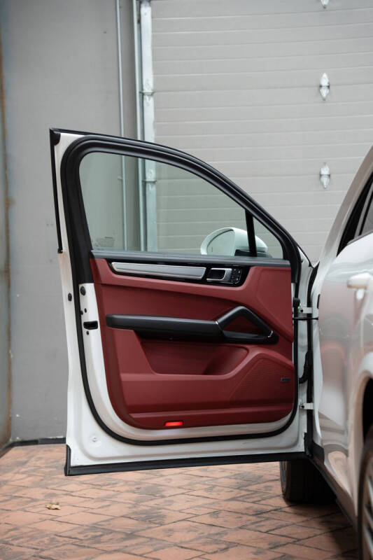 2022 Porsche Cayenne Platinum Edition