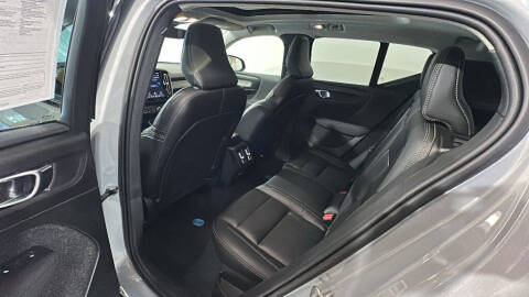 2024 Volvo XC40 B5 Plus Dark Theme