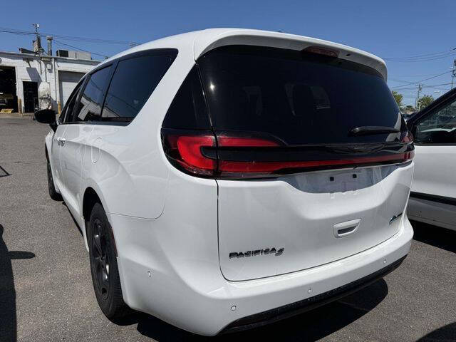 2024 Chrysler Pacifica Plug-In Hybrid Select