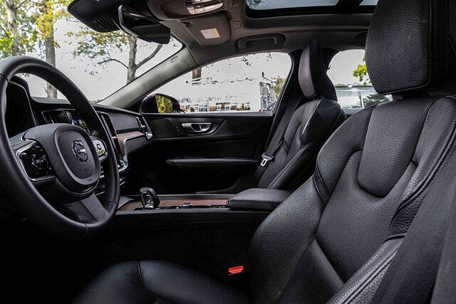 2024 Volvo S60 B5 Plus Dark Theme