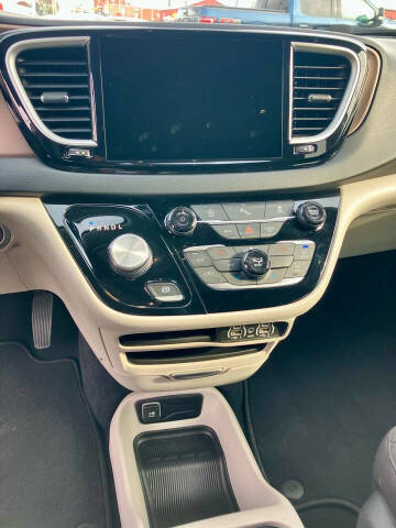 2022 Chrysler Voyager LX