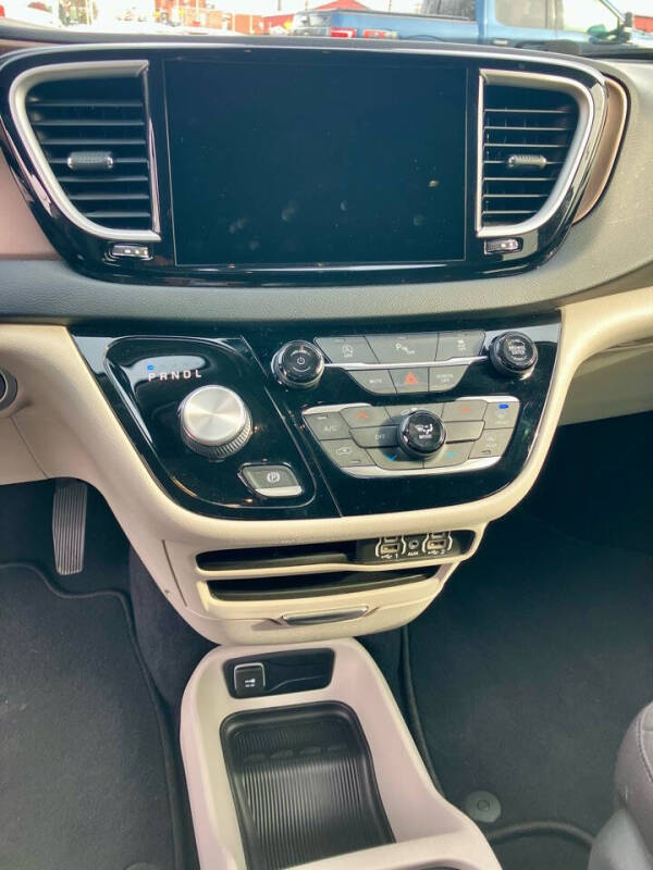 2022 Chrysler Voyager LX