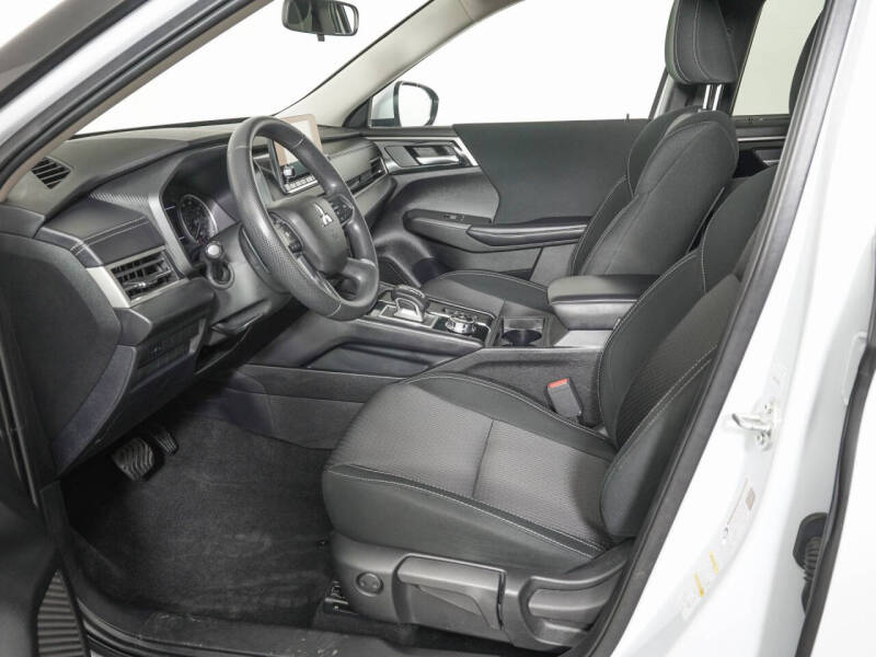 2023 Mitsubishi Outlander ES