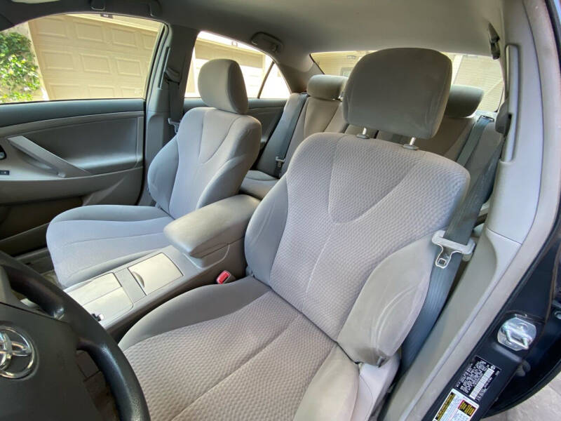 2010 Toyota Camry LE photo 8