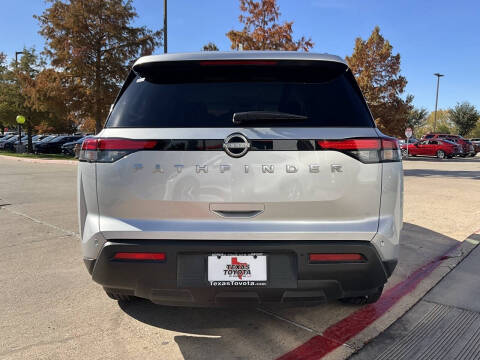 2025 Nissan Pathfinder SV