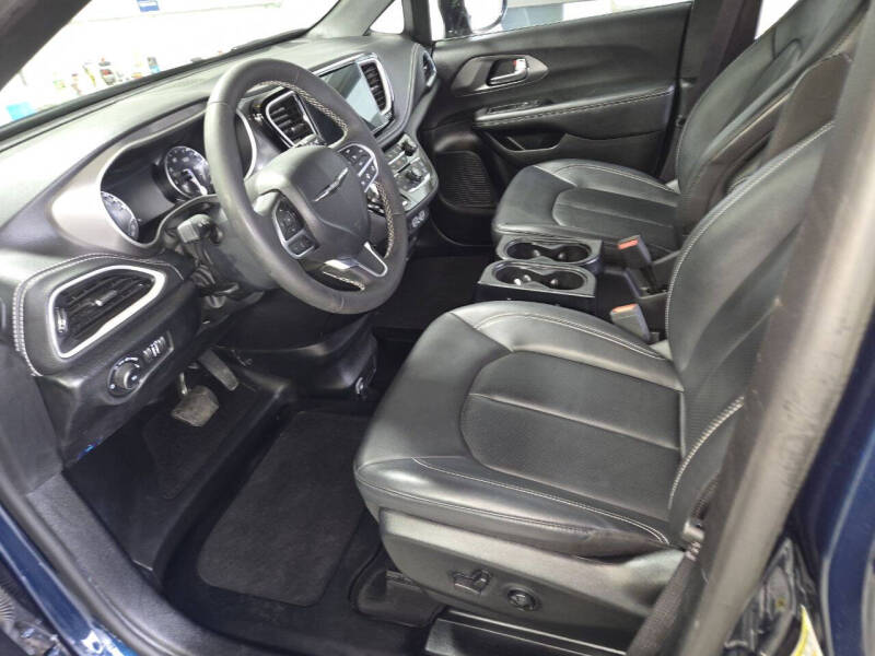 2025 Chrysler Pacifica Select