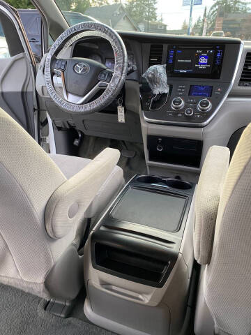 2016 Toyota Sienna LE 7-Passenger Auto Access Seat